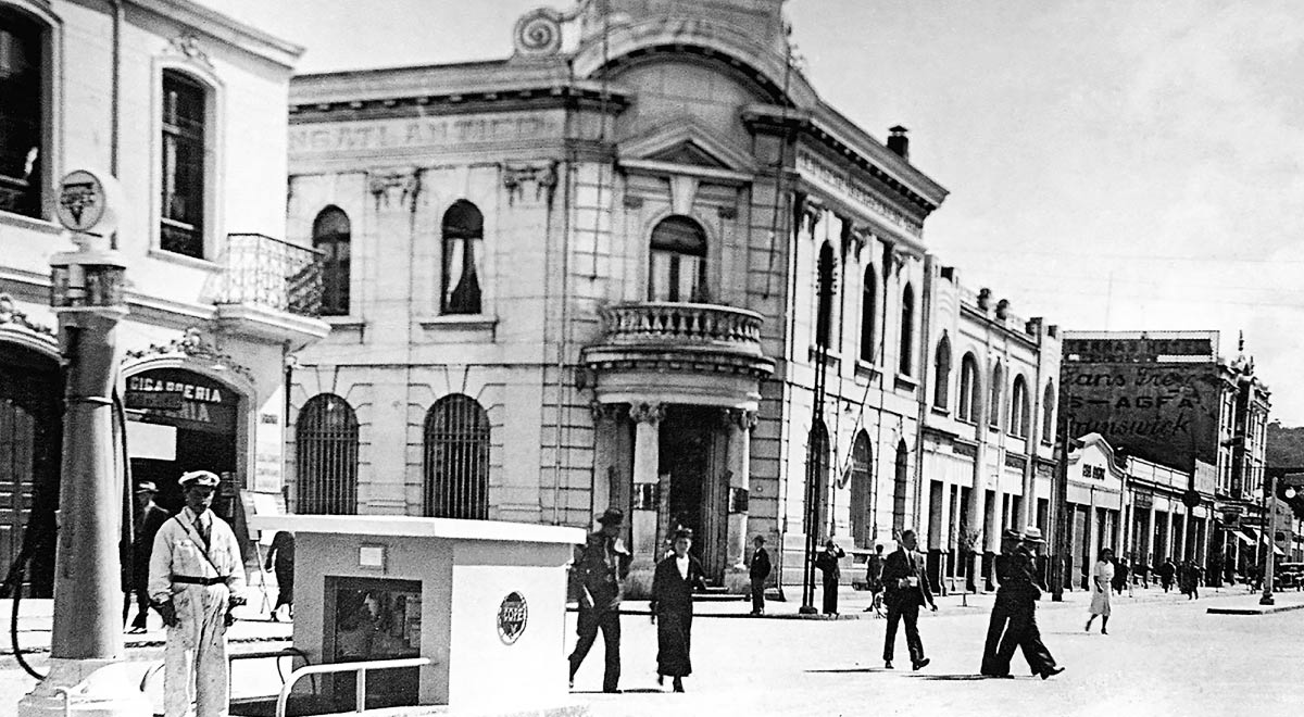  Temuco Antiguo es un proyecto de diseño 3D que recrea el casco histórico de la ciudad como si fueran los años 30. La Plaza de Armas Aníbal Pinto es el escenario de la evocación histórica. 